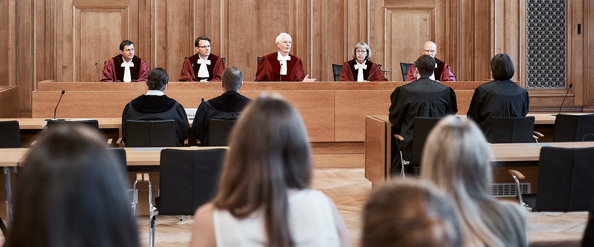 Richterbank mit Richtern während einer mündlichen Verhandlung