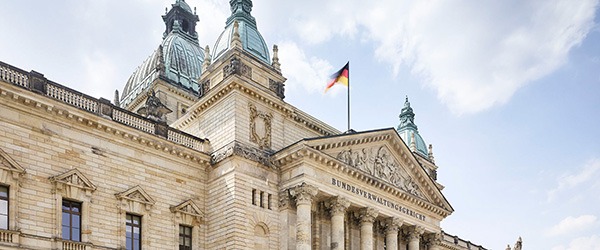 Gebäude des Bundesverwaltungsgerichts mit Fahne