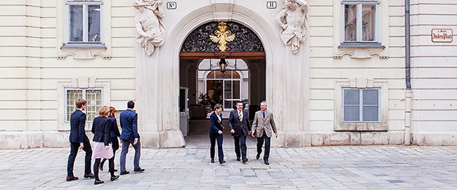 Hof mit Personen vor dem Österreichischen Verwaltungsgerichtshof