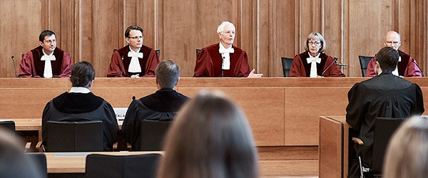Richterbank mit Richtern während einer mündlichen Verhandlung