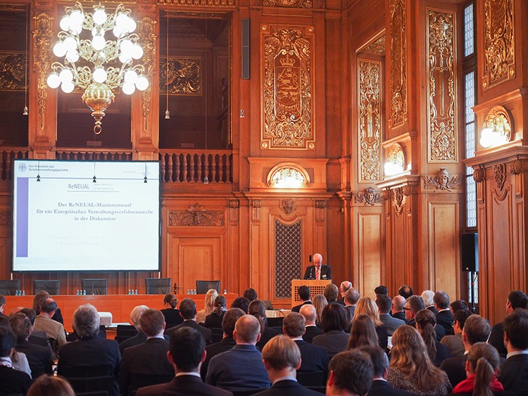 Präsentation vor Publikum im Bundesverwaltungsgericht mit Redner und Beamerleinwand im Hintergrund