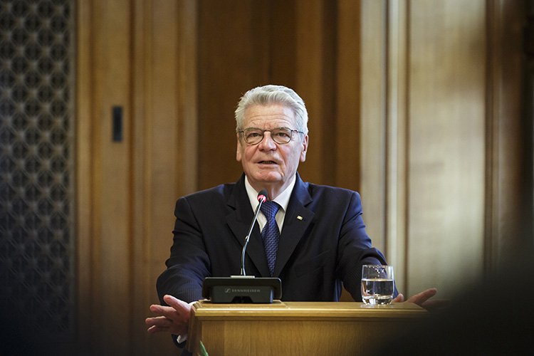 Portrait des ehemaligen Bundespräsidenten Joachim Gauck am Rednerpult