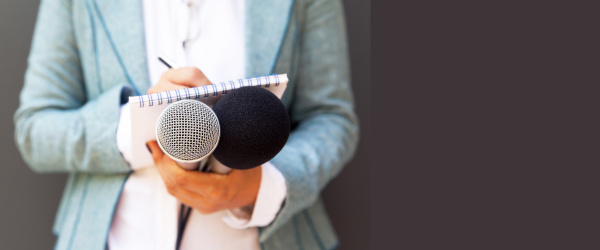 Pressesprecher vor einer Kamera im Interview