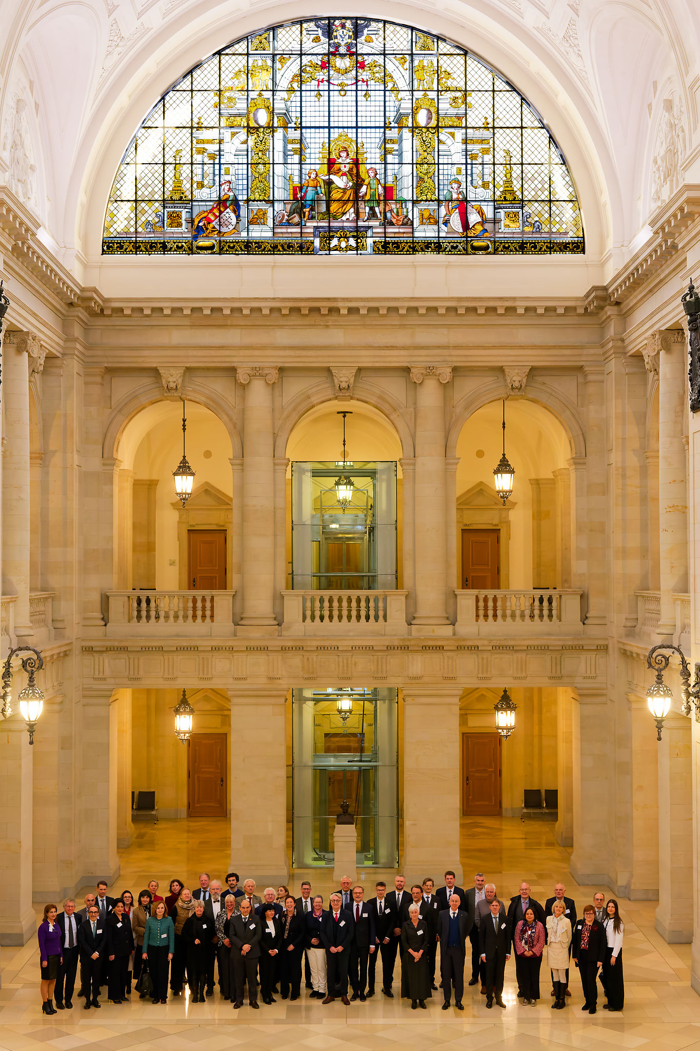 ACA-Europe Seminar Gruppenfoto in der Kuppelhalle des Bundesverwaltungsgerichts in Leipzig